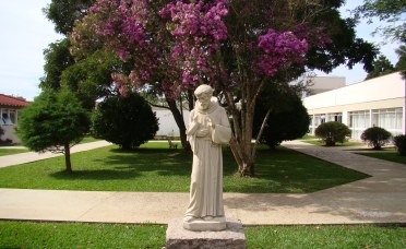 Imagem de São Francisco de Assis na entrada do Convento